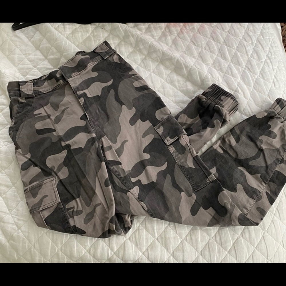 BRAND NEW Hollister Camo Ultra High-Rise Jogger